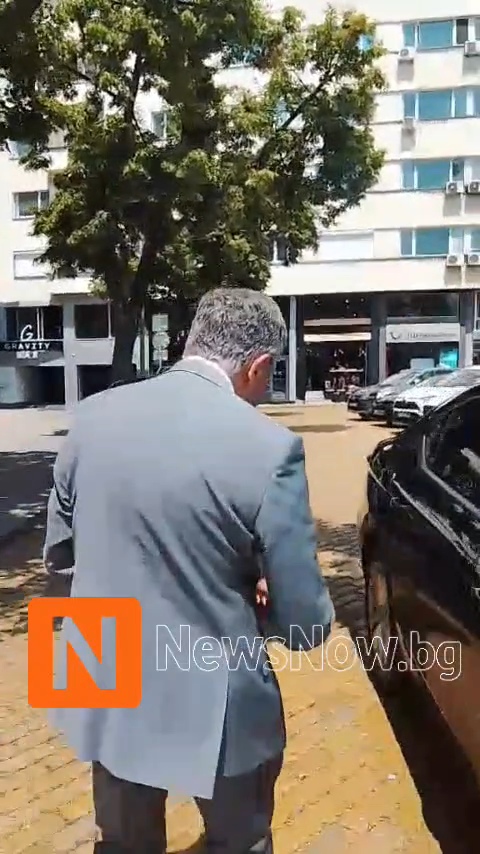 Напрежение пред Народното събрание: Протестиращи освиркаха ген. Румен Миланов
