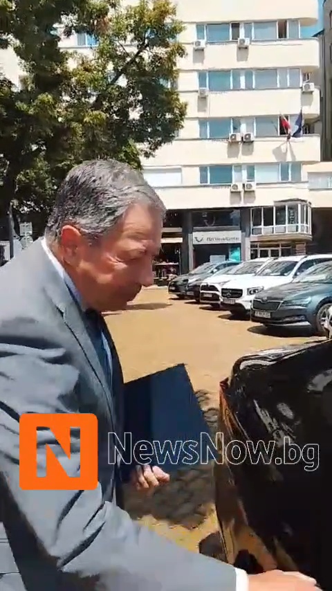 Напрежение пред Народното събрание: Протестиращи освиркаха ген. Румен Миланов