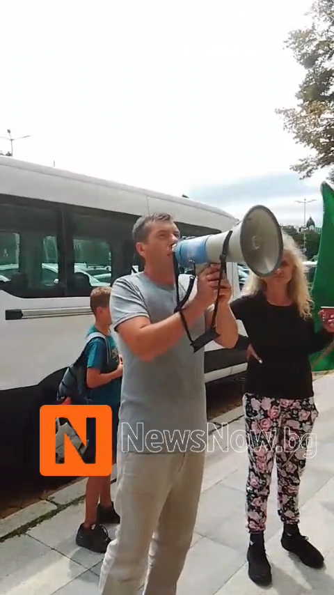 Протест срещу разполагането на американски самолети събра граждани пред Народното събрание