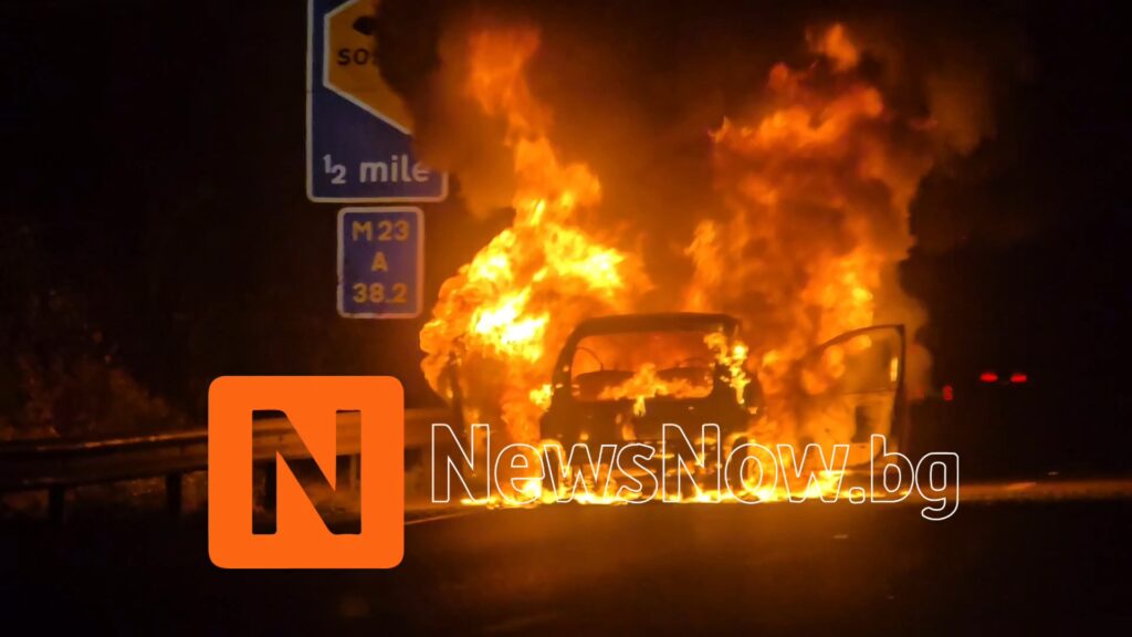 Автомобил пламна на магистралата по пътя към летище Гетуик
