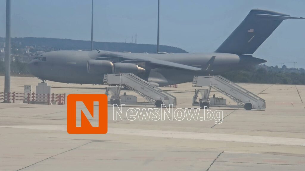 Военен самолет, забелязан на летище Варна от репортер на NewsNow.bg