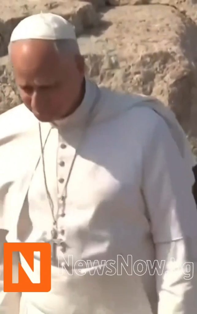 Вятърът отнесе шапчицата на папа Лъв XIV по време на посещението му в Лампедуза