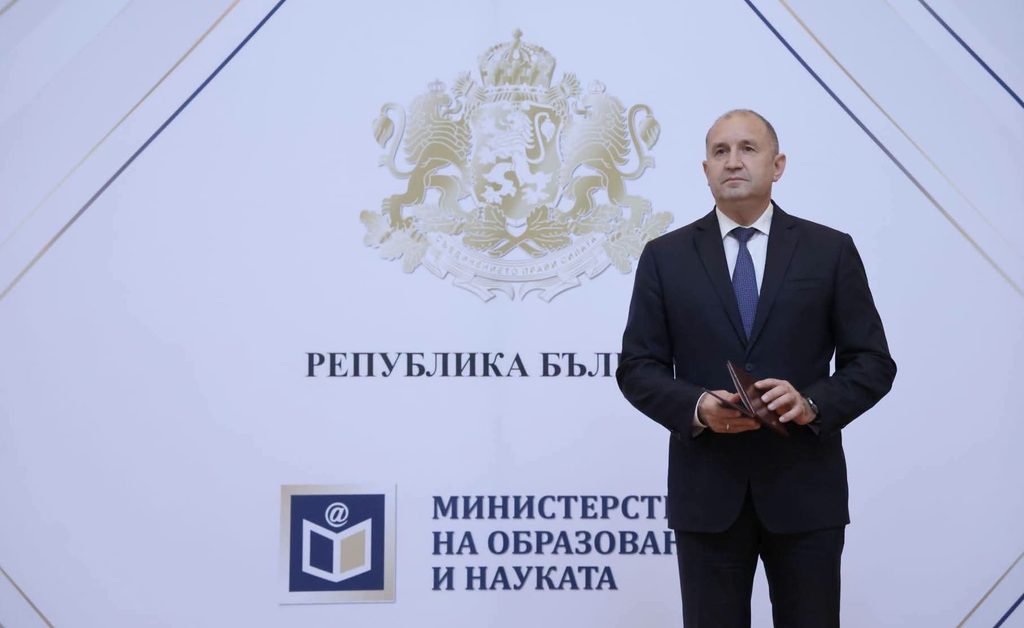 Румен Радев към отличниците зрелостници: Вашият успех е огромен успех и за България