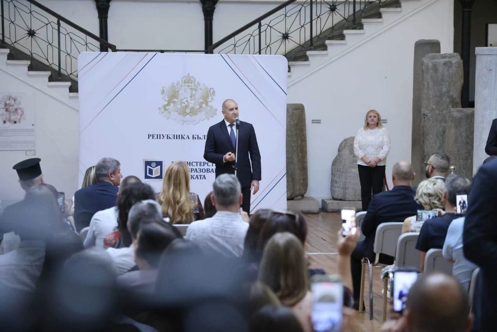 Румен Радев към отличниците зрелостници: Вашият успех е огромен успех и за България
