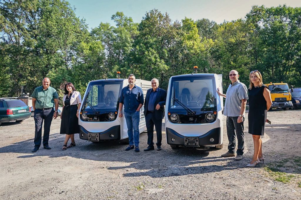 Столичната община получи четири нови електрически камиончета за поддръжка на парковете