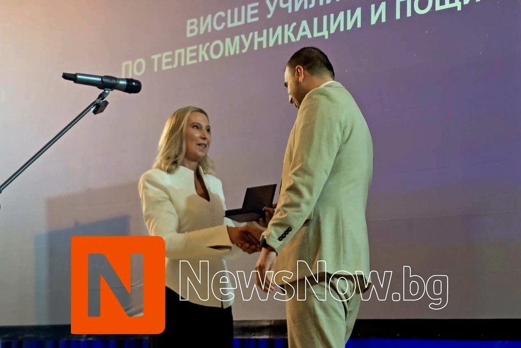 Даниел Парушев връчи дипломи на отличили се докторанти и получи почетен плакет