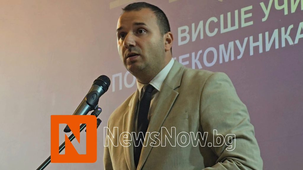Даниел Парушев връчи дипломи на отличили се докторанти и получи почетен плакет