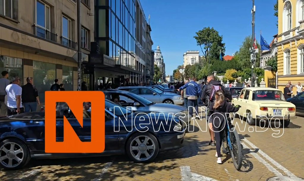 София се превърна в сцена на автомобилната история: над 300 ретро коли дефилираха в центъра