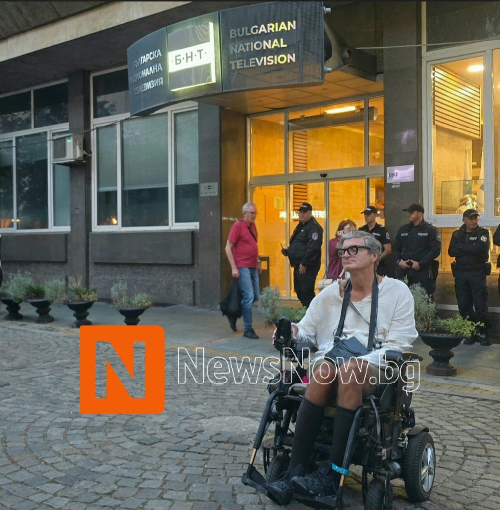 Протест пред БНТ в защита на журналиста Георги Ангелов