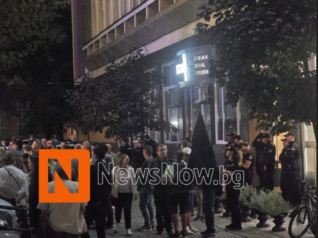 Напрежение пред БНТ: Протестиращи блокираха автомобил в защита на „История.BG“ и Георги Ангелов