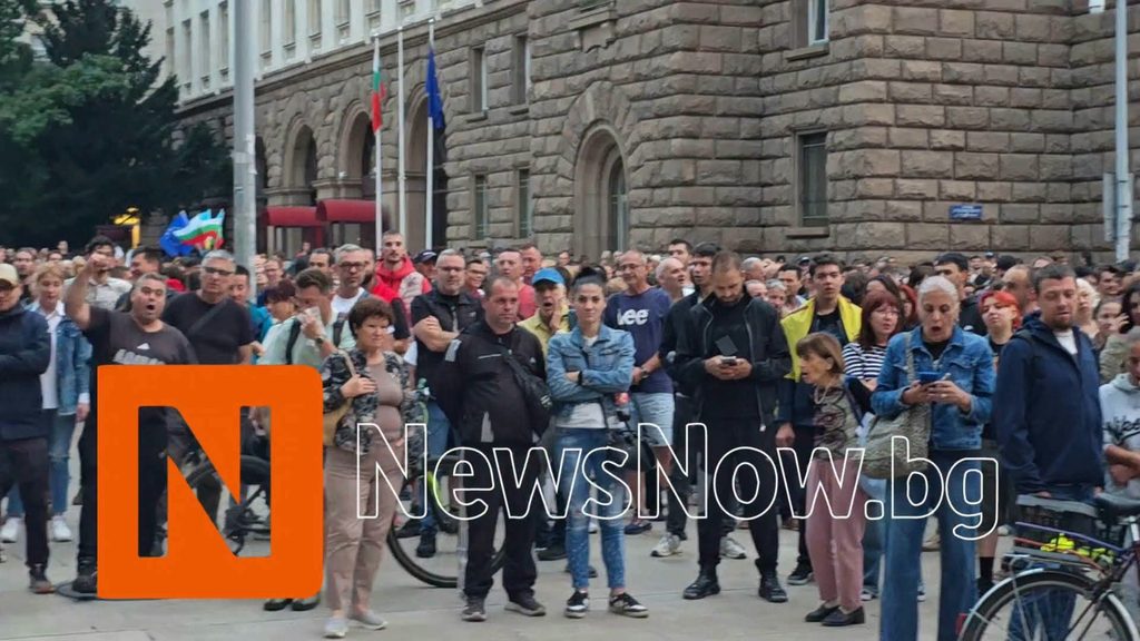 Протест в София поиска оставката на Румен Радев