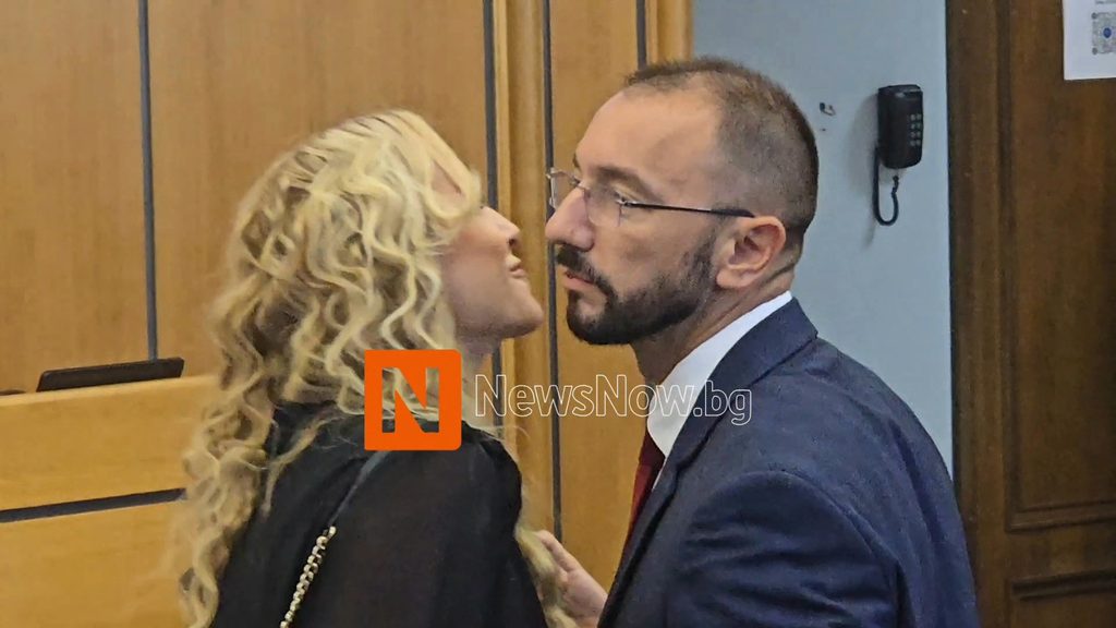 Ваня Тагарева поздрави колегите си за празника на София с целувка по бузите