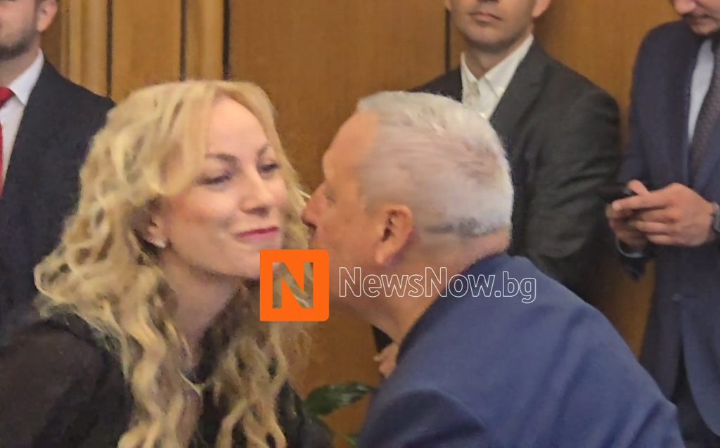 Ваня Тагарева поздрави колегите си за празника на София с целувка по бузите