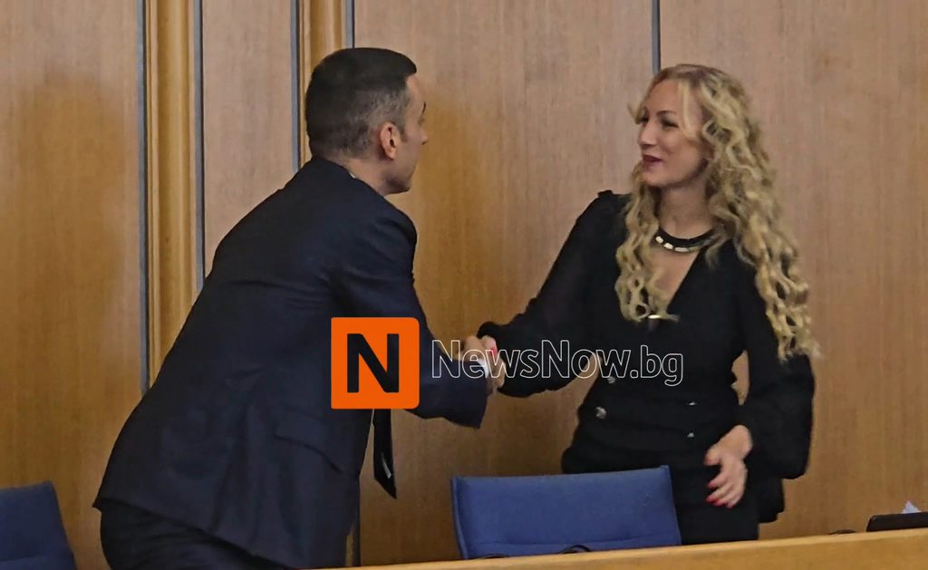 Ваня Тагарева поздрави колегите си за празника на София с целувка по бузите