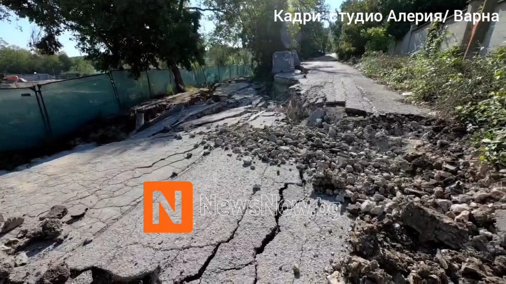 Свлачище разруши 50 метра от улица във Варна: Къде е кметът Благомир Коцев и защо няма извънреден брифинг