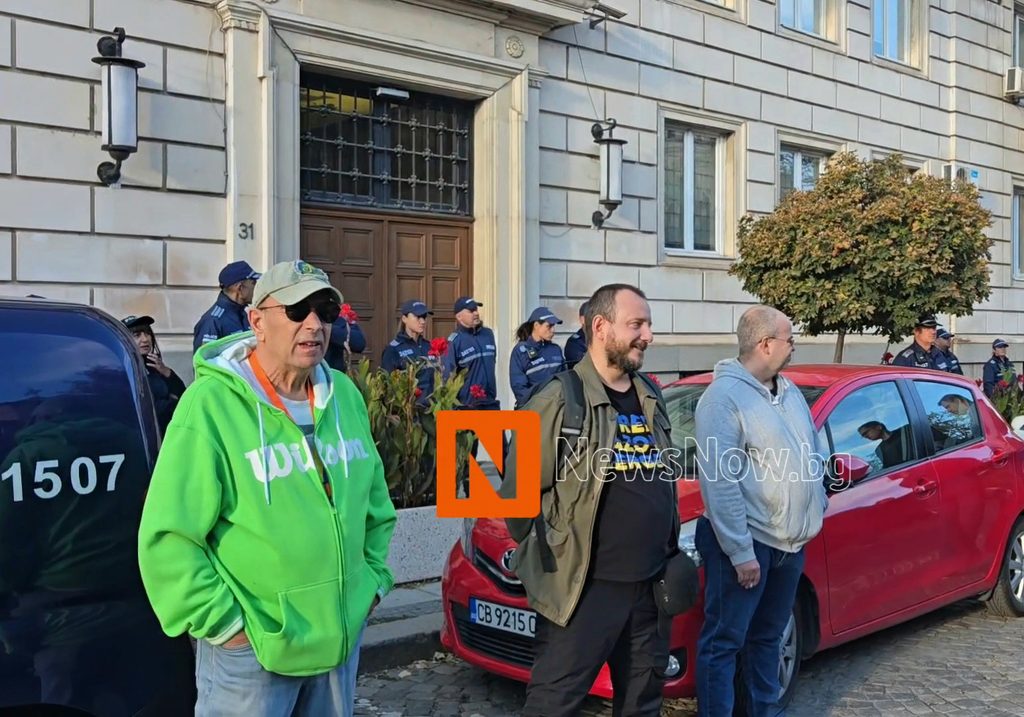 Протест и контрапротест пред Столичната община в София