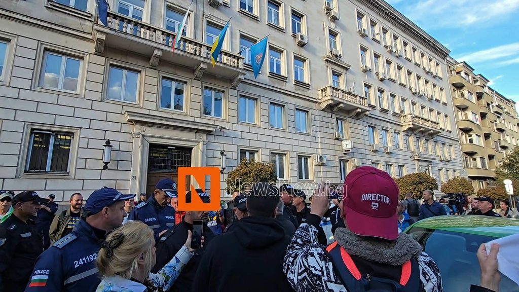 Протест и контрапротест пред Столичната община в София