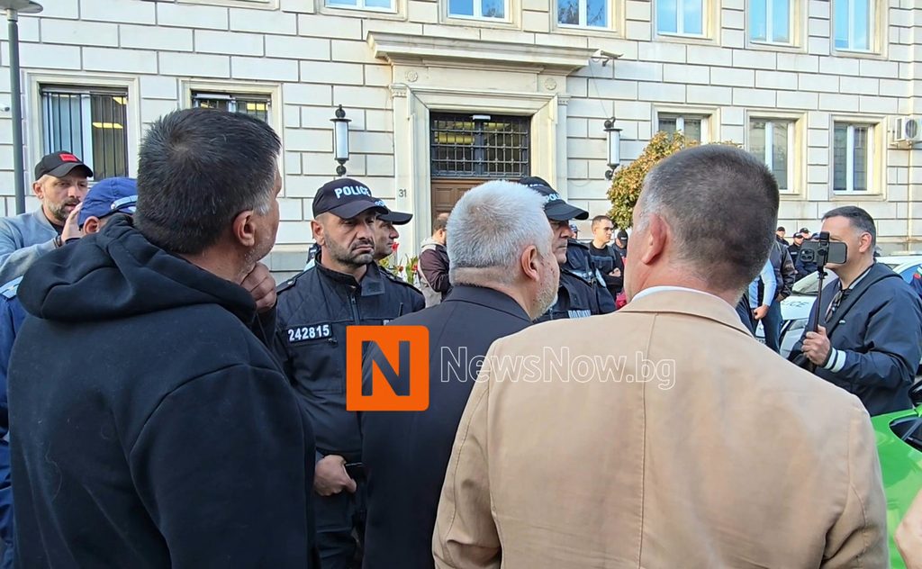 Протест и контрапротест пред Столичната община в София