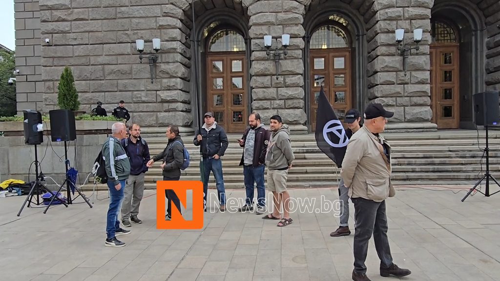 Протест пред парламента: Граждани настояват за лимит на депозитите и забрана на хазартната реклама