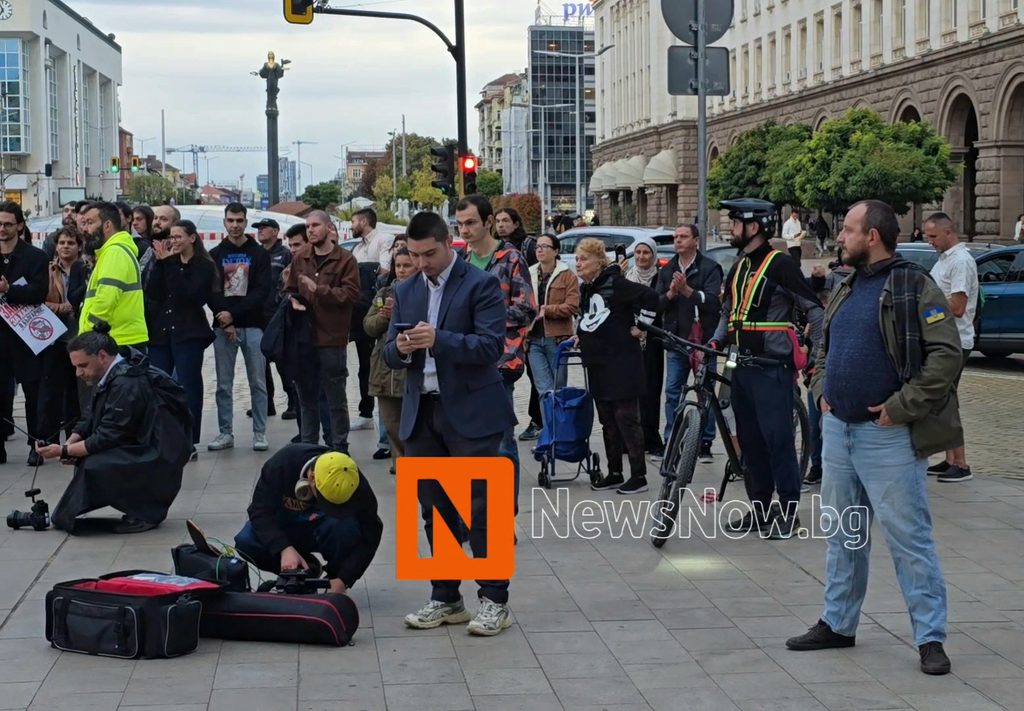 Протест пред парламента: Граждани настояват за лимит на депозитите и забрана на хазартната реклама