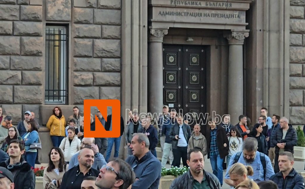 Протест срещу Илияна Йотова затвори площад „Независимост“ в София