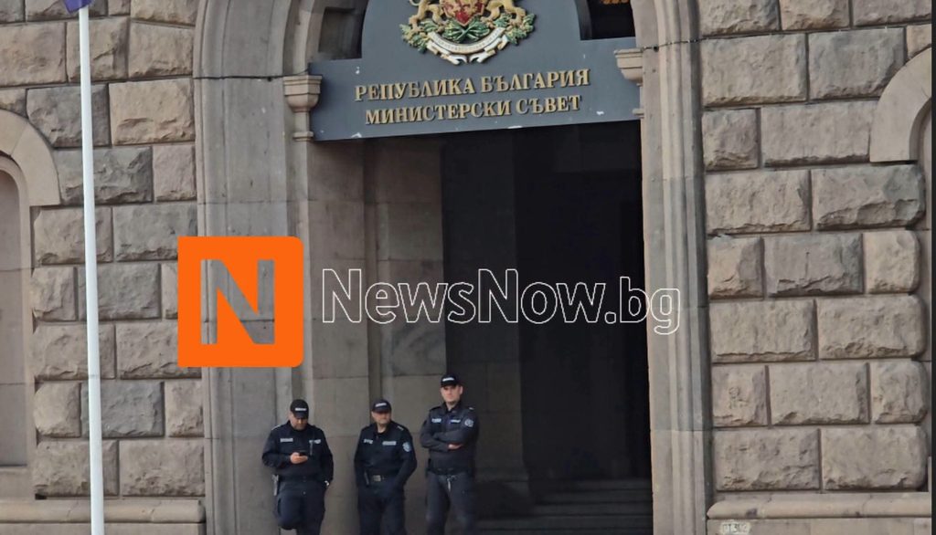 Правителството получи антинаградата „Вързан ключ“ за закриването на Комисията по досиетата