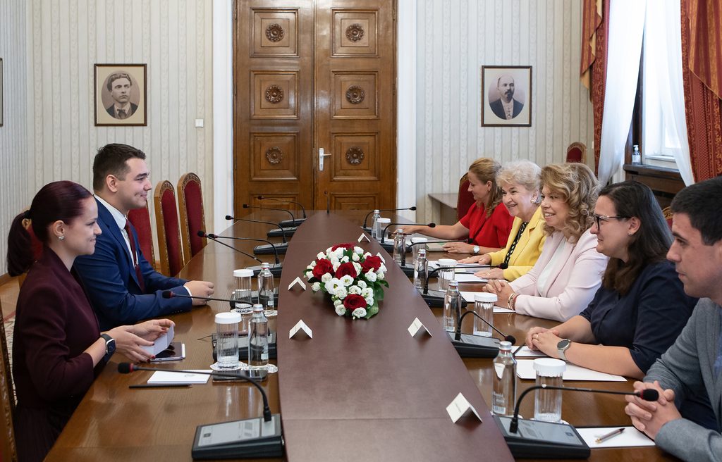 Президентът Йотова разговаря с българските младежки делегати към ООН