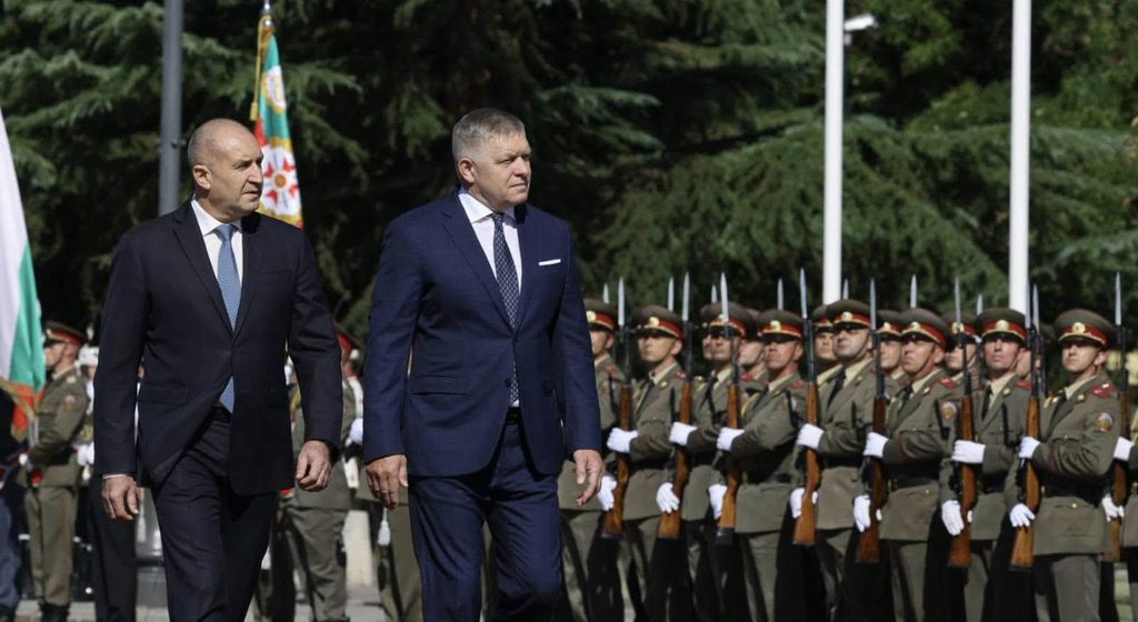 Румен Радев посрещна Роберт Фицо с официална церемония в София