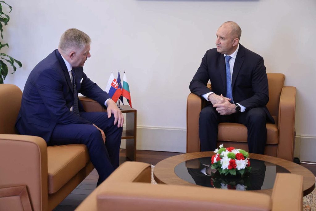 Румен Радев посрещна Роберт Фицо с официална церемония в София
