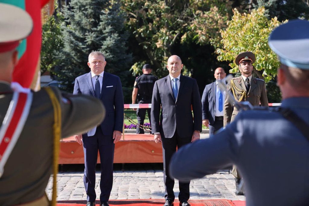 Румен Радев посрещна Роберт Фицо с официална церемония в София