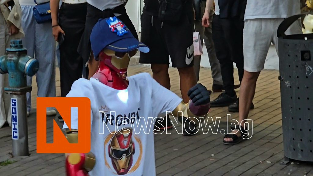 Робот завладя центъра на София! IRONBOT се превърна в новата градска атракция