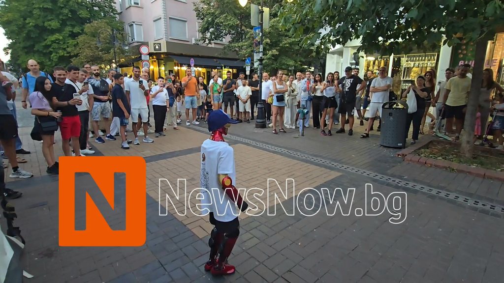 Робот завладя центъра на София! IRONBOT се превърна в новата градска атракция