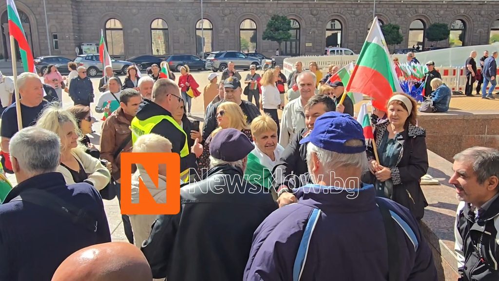 Протест пред Министерския съвет заради ремонта на Паметника на Шипка