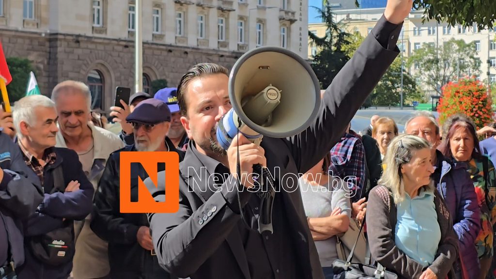 Протест пред Министерския съвет заради ремонта на Паметника на Шипка
