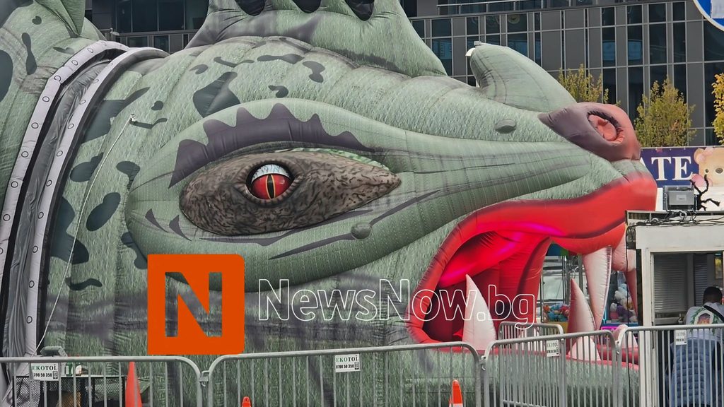 ГИГАНТСКИ НАДУВАЕМ ДИНОЗАВЪР ПРЕВЗЕ THE MALL В СОФИЯ! Огромната атракция изуми малки и големи