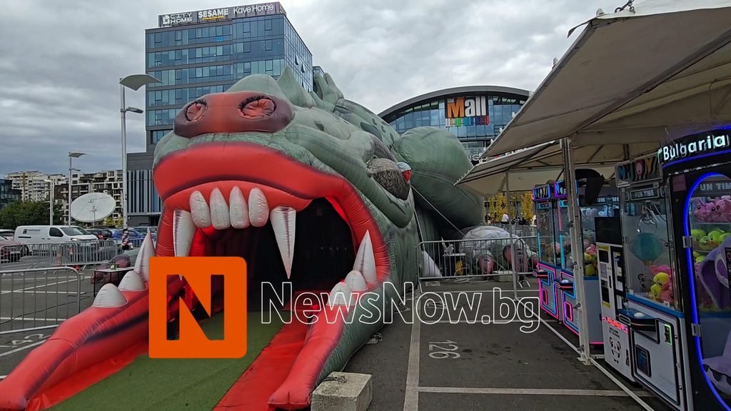 ГИГАНТСКИ НАДУВАЕМ ДИНОЗАВЪР ПРЕВЗЕ THE MALL В СОФИЯ! Огромната атракция изуми малки и големи