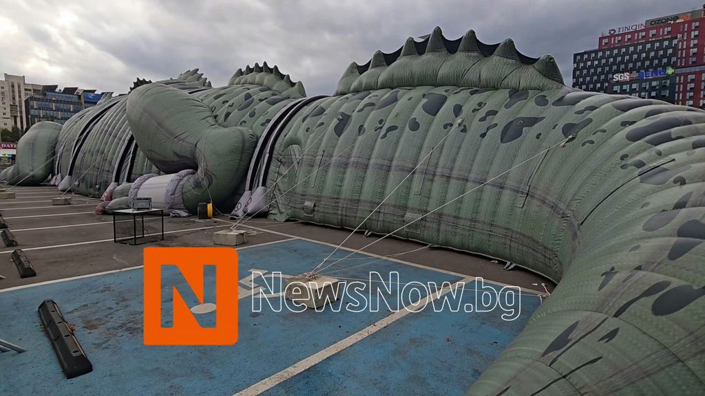 ГИГАНТСКИ НАДУВАЕМ ДИНОЗАВЪР ПРЕВЗЕ THE MALL В СОФИЯ! Огромната атракция изуми малки и големи
