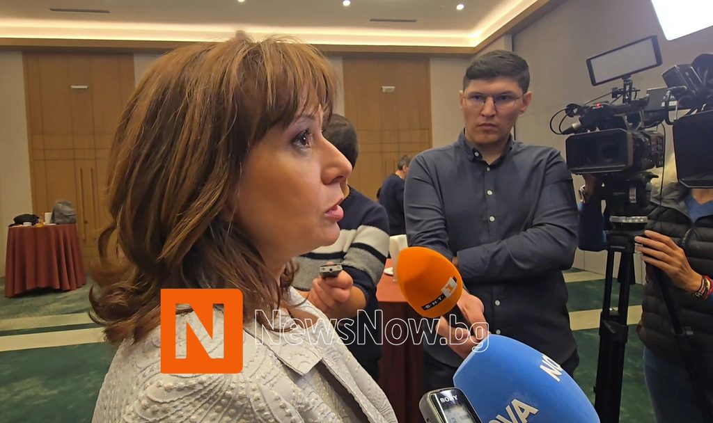 Роботът Робарт блокира пред омбудсмана Велислава Делчева по време на международен форум