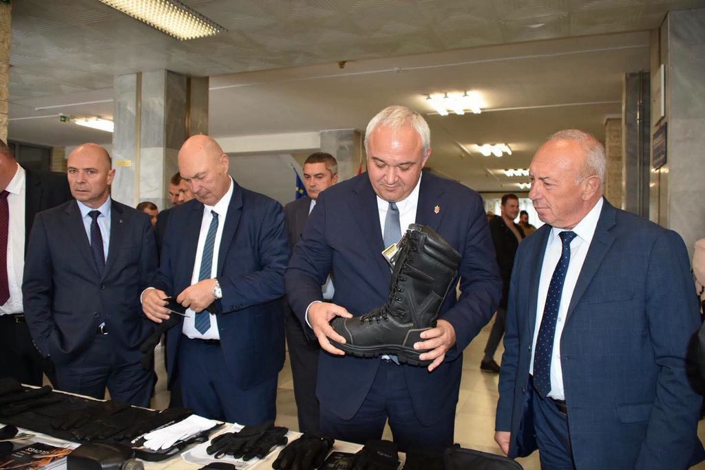 Академията на МВР беше домакин на изложение на български производители на полицейски униформи