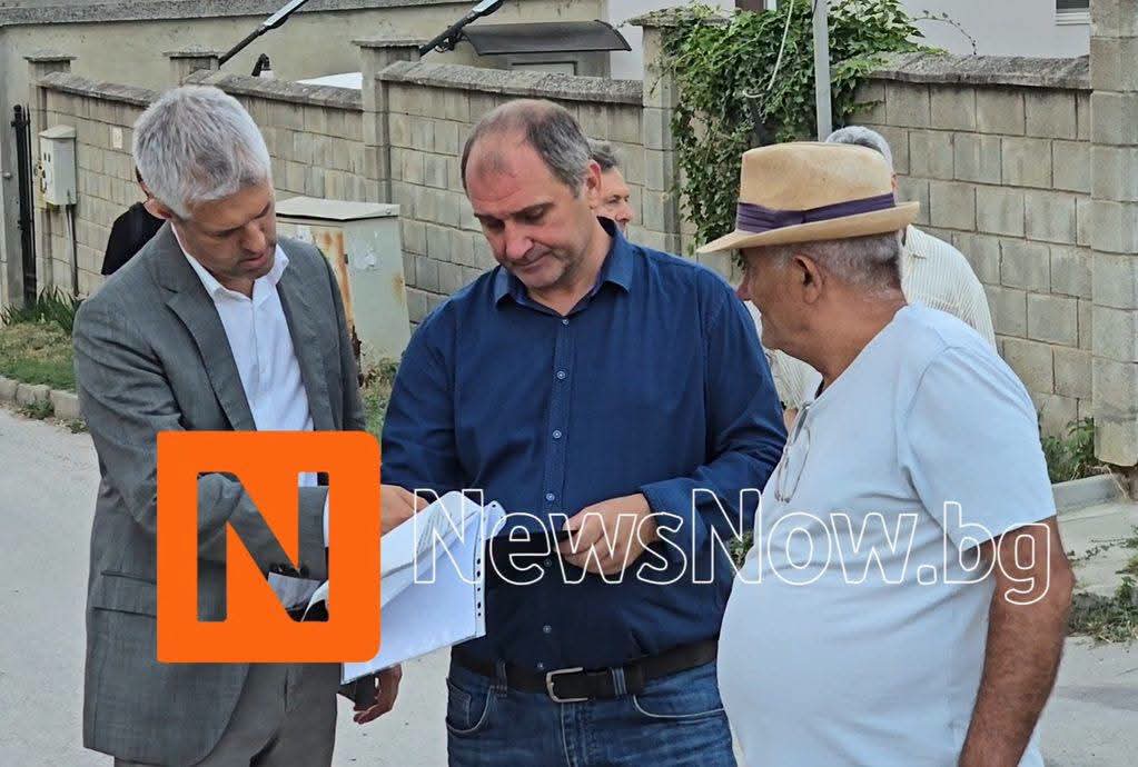 Ново обвинение срещу Благомир Коцев за опит за сключване на неизгодна сделка за над 23 хил. лева

Софийската градска прокуратура повдигна ново обвинение срещу бившия областен управител на Варна и настоящ кмет на града Благомир Коцев. Обвинението е за опит за съзнателно сключване на неизгодна сделка, от която е можело да настъпят значителни имуществени вреди за Областната администрация на Варна.

Според информацията от прокуратурата, деянието е извършено в периода от 1 април до 2 август 2022 г., когато Коцев е изпълнявал длъжността областен управител.

Обвинението е по чл. 220, ал. 1 във връзка с чл. 18, ал. 1 от Наказателния кодекс и е свързано с договор за директно възлагане на адвокатски услуги между Областната администрация на Варна и адвокатско дружество.

По данни на прокуратурата от сделката е можело да настъпят имуществени вреди в размер на 23 256 лева. От тази сума са били изплатени 11 808 лева, а останалите 11 448 лева не са били платени, тъй като междувременно Коцев е бил освободен от поста областен управител.

Разследването се води от Следствения отдел при Софийската градска прокуратура под надзора на СГП.

Снимки: newsnow.bg 
Източник СГП