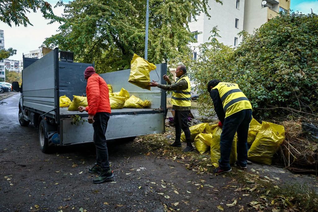 Стотици доброволци се включиха в есенното почистване на София и езерата в Южния парк