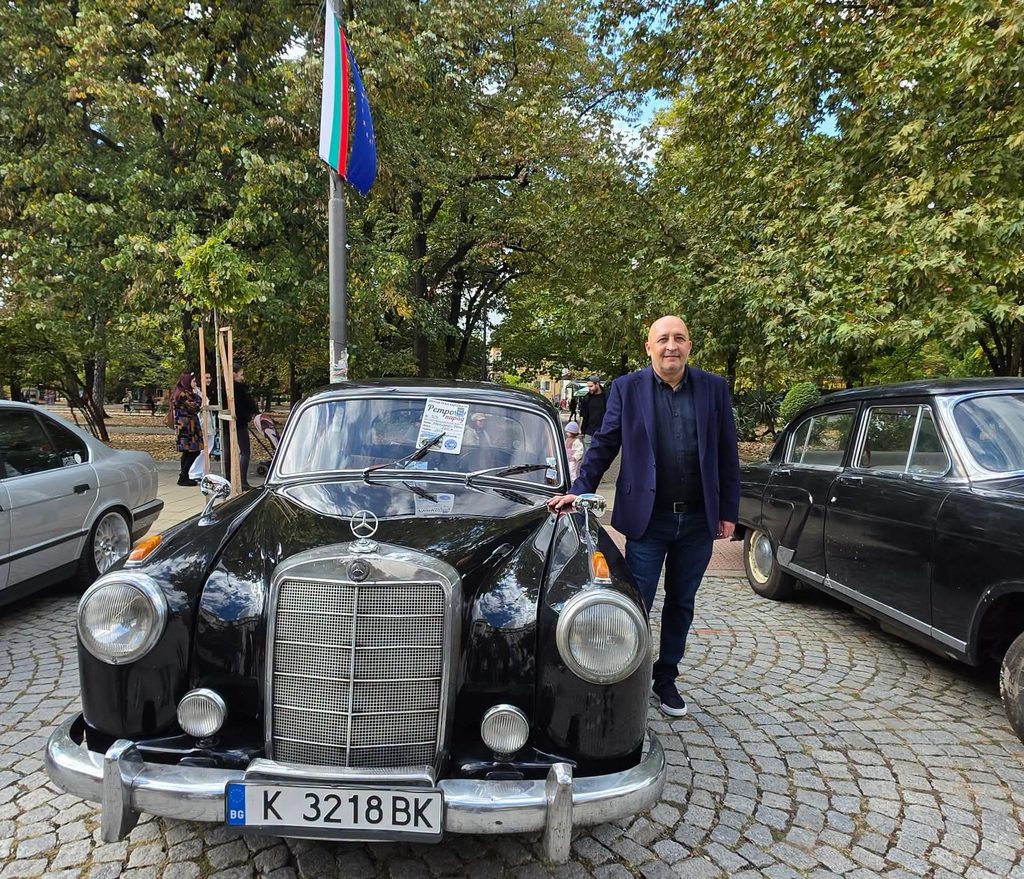 Над 60 ретро автомобила и мотоциклета дефилираха в Кърджали за празника на града