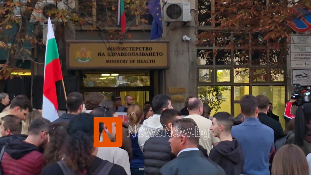 Младите лекари отново на протест: Политици от различни формации подкрепиха исканията им за достойно заплащане и реформи